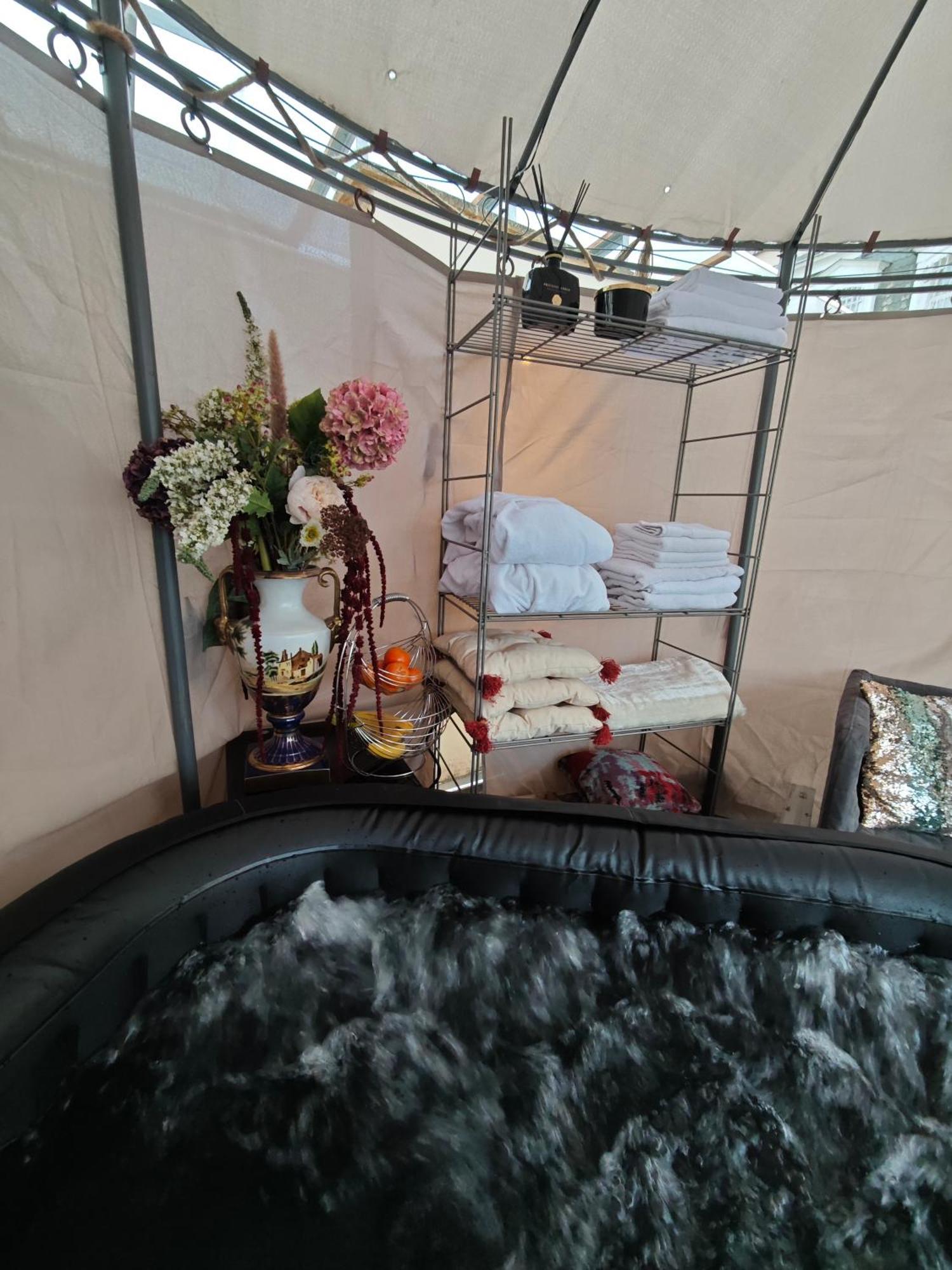 Unique Location With Hot-Tub, Terrace And Garden Villa Prague Ngoại thất bức ảnh