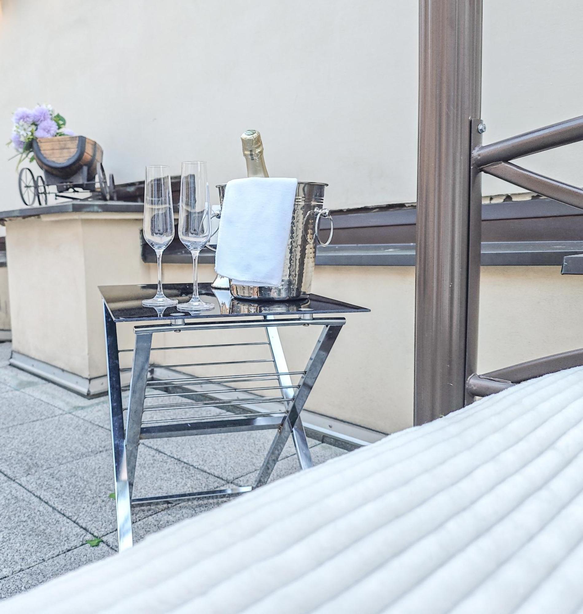 Unique Location With Hot-Tub, Terrace And Garden Villa Prague Ngoại thất bức ảnh